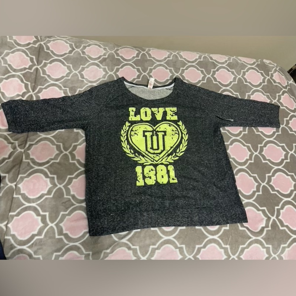 NO BOUNDARIES Sweatshirt (NEVER WORN WITH TAG)